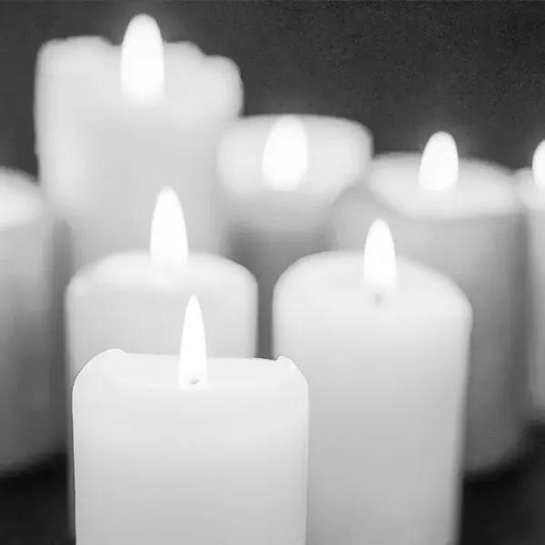 Candele accese durante una cerimonia funebre